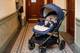 Když pustíte matku s kočárkem do společné chodby, už se jí nezbavíte - Médium.cz